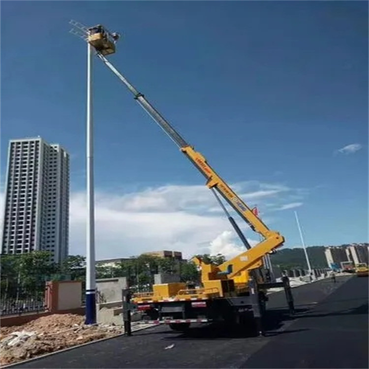 南部维修路灯的曲臂升降车出租