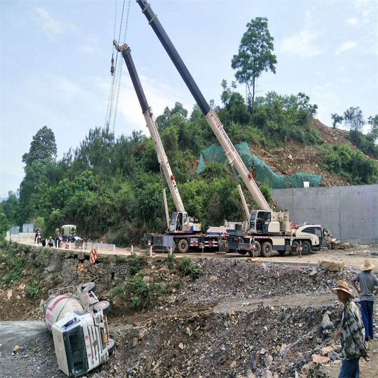南部汽车掉沟里叫吊车救援要多少钱
